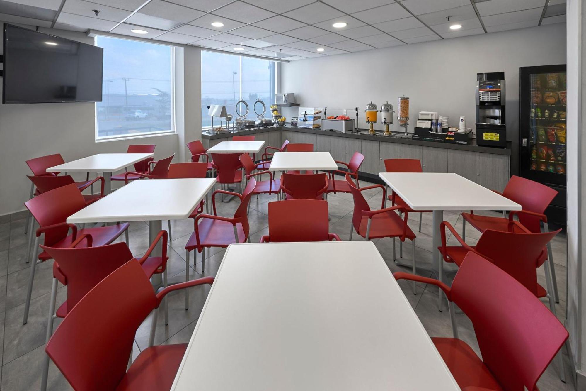City Express Junior By Marriott Ciudad Del Carmen Aeropuerto Exterior photo