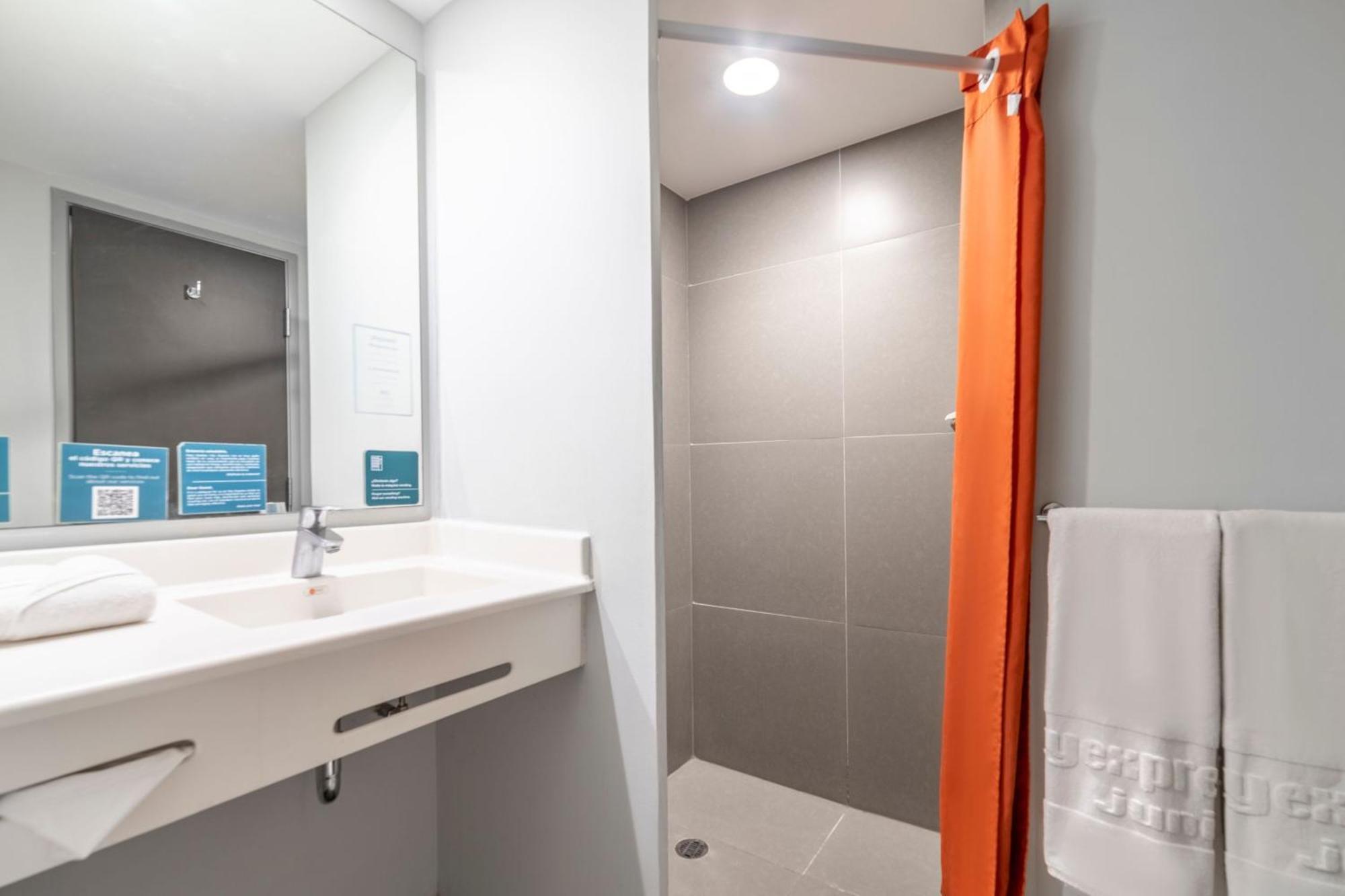 City Express Junior By Marriott Ciudad Del Carmen Aeropuerto Exterior photo